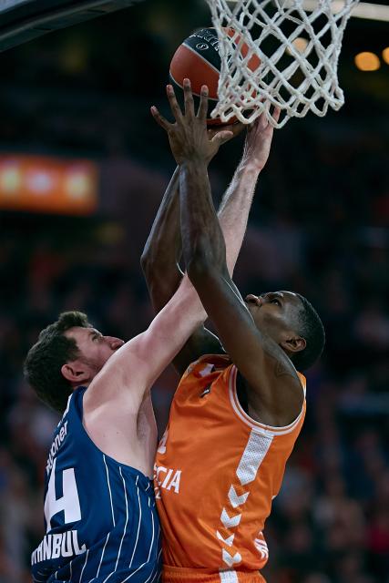 (251212) -- Valencia, Dec. 12, 2025 (Xinhua) -- Omari Moore (R) of Valencia vies with Ercan Osmani of Anadolu Efes Istanbul during the Euroleague basketball match between Valencia and  Anadolu Efes Istanbul in Valencia, Spain, on Dec. 11, 2025. (Str/Xinhua)