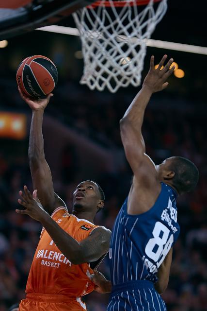 (251212) -- Valencia, Dec. 12, 2025 (Xinhua) -- Omari Moore (L) of Valencia vies with Kai Jones of Anadolu Efes Istanbul during the Euroleague basketball match between Valencia and  Anadolu Efes Istanbul in Valencia, Spain, on Dec. 11, 2025. (Str/Xinhua)
