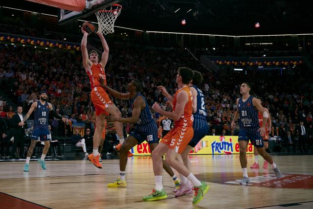 (251212) -- Valencia, Dec. 12, 2025 (Xinhua) -- Nathan Reuvers (top) of Valencia goes to the basket during the Euroleague basketball match between Valencia and  Anadolu Efes Istanbul in Valencia, Spain, on Dec. 11, 2025. (Str/Xinhua)