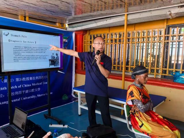 (251212) -- FREETOWN, Dec. 12, 2025 (Xinhua) -- A member of the 26th batch of the Chinese medical team in Sierra Leone gives a lecture to local trainees in Freetown, Sierra Leone, Dec. 11, 2025. The Chinese medical team on Thursday conducted the second-phase training under its Traditional Chinese Medicine (TCM) appropriate techniques program for medical students at the Sierra Leone Pingkang Dental College in the capital.
   The session focused on TCM skills and the life-saving cardiopulmonary resuscitation (CPR), with the participation of 15 nurses and 60 students. (The 26th batch of the Chinese medical team to Sierra Leone/Handout via Xinhua)