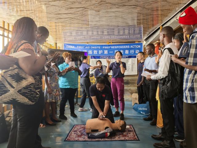 (251212) -- FREETOWN, Dec. 12, 2025 (Xinhua) -- Members of the 26th batch of the Chinese medical team in Sierra Leone offer cardiopulmonary resuscitation (CPR) training to local trainees in Freetown, Sierra Leone, Dec. 11, 2025. The Chinese medical team on Thursday conducted the second-phase training under its Traditional Chinese Medicine (TCM) appropriate techniques program for medical students at the Sierra Leone Pingkang Dental College in the capital.
   The session focused on TCM skills and the life-saving cardiopulmonary resuscitation (CPR), with the participation of 15 nurses and 60 students. (The 26th batch of the Chinese medical team to Sierra Leone/Handout via Xinhua)