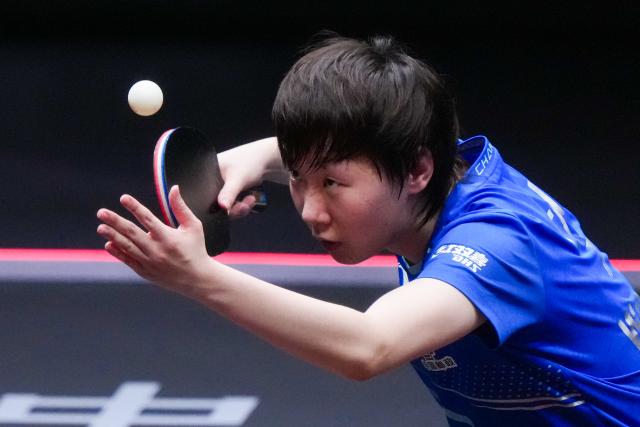 (251212) -- HONG KONG, Dec. 12, 2025 (Xinhua) -- Wang Manyu of China serves during the women's singles quarterfinal match against Joo Cheonhui of South Korea at the WTT Finals Hong Kong 2025 in Hong Kong, south China, Dec. 12, 2025. (Xinhua/Zhu Wei)