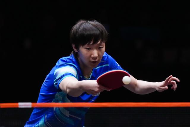 (251212) -- HONG KONG, Dec. 12, 2025 (Xinhua) -- Wang Manyu of China hits a return during the women's singles quarterfinal match against Joo Cheonhui of South Korea at the WTT Finals Hong Kong 2025 in Hong Kong, south China, Dec. 12, 2025. (Xinhua/Zhu Wei)
