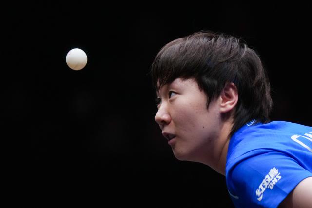 (251212) -- HONG KONG, Dec. 12, 2025 (Xinhua) -- Wang Manyu of China serves during the women's singles quarterfinal match against Joo Cheonhui of South Korea at the WTT Finals Hong Kong 2025 in Hong Kong, south China, Dec. 12, 2025. (Xinhua/Zhu Wei)