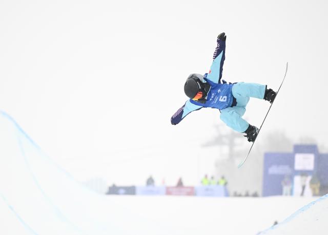 (251212) -- ZHANGJIAKOU, Dec. 12, 2025 (Xinhua) -- Wu Shaotong of China competes during the women's snowboard halfpipe final of FIS Snowboard World Cup 2025 in Zhangjiakou, north China's Hebei Province, Dec. 12, 2025. (Xinhua/Wu Huiwo)
