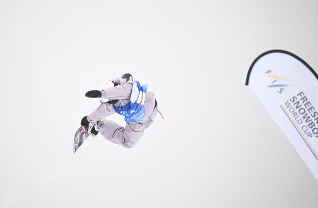 (251212) -- ZHANGJIAKOU, Dec. 12, 2025 (Xinhua) -- Isabelle Loetscher of Switzerland competes during the women's snowboard halfpipe final of FIS Snowboard World Cup 2025 in Zhangjiakou, north China's Hebei Province, Dec. 12, 2025. (Xinhua/Wu Huiwo)