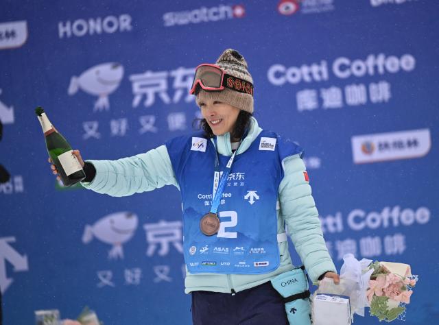 (251212) -- ZHANGJIAKOU, Dec. 12, 2025 (Xinhua) -- Bronze medalist Cai Xuetong of China reacts during the awarding ceremony for the women's snowboard halfpipe final of FIS Snowboard World Cup 2025 in Zhangjiakou, north China's Hebei Province, Dec. 12, 2025. (Xinhua/Wu Huiwo)
