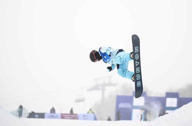 (251212) -- ZHANGJIAKOU, Dec. 12, 2025 (Xinhua) -- Cai Xuetong of China competes during the women's snowboard halfpipe final of FIS Snowboard World Cup 2025 in Zhangjiakou, north China's Hebei Province, Dec. 12, 2025. (Xinhua/Wu Huiwo)