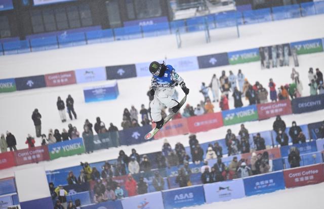 (251212) -- ZHANGJIAKOU, Dec. 12, 2025 (Xinhua) -- Hirano Ayumu of Japan competes during the men's snowboard halfpipe final of FIS Snowboard World Cup 2025 in Zhangjiakou, north China's Hebei Province, Dec. 12, 2025. (Xinhua/Wu Huiwo)