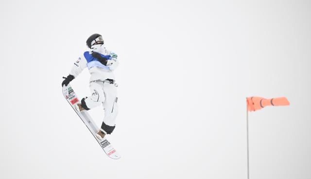 (251212) -- ZHANGJIAKOU, Dec. 12, 2025 (Xinhua) -- Totsuka Yuto of Japan competes during the men's snowboard halfpipe final of FIS Snowboard World Cup 2025 in Zhangjiakou, north China's Hebei Province, Dec. 12, 2025. (Xinhua/Wu Huiwo)