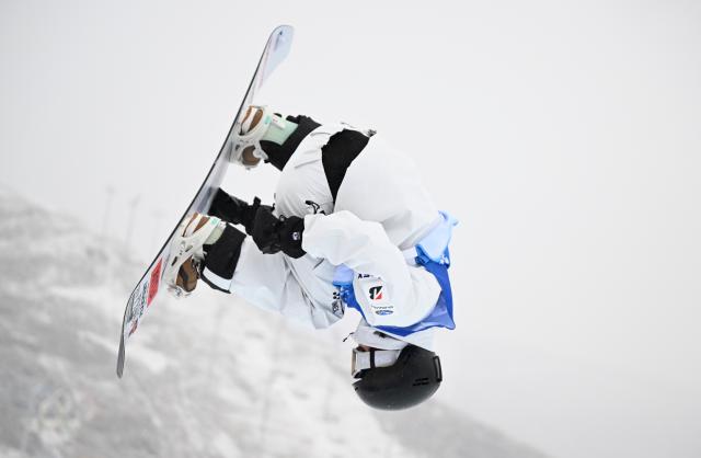 (251212) -- ZHANGJIAKOU, Dec. 12, 2025 (Xinhua) -- Totsuka Yuto of Japan competes during the men's snowboard halfpipe final of FIS Snowboard World Cup 2025 in Zhangjiakou, north China's Hebei Province, Dec. 12, 2025. (Xinhua/Wu Huiwo)