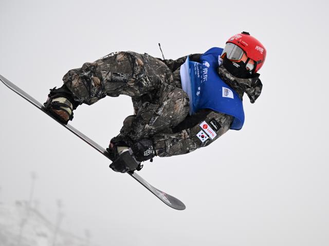 (251212) -- ZHANGJIAKOU, Dec. 12, 2025 (Xinhua) -- Lee Jio of South Korea competes during the men's snowboard halfpipe final of FIS Snowboard World Cup 2025 in Zhangjiakou, north China's Hebei Province, Dec. 12, 2025. (Xinhua/Wu Huiwo)