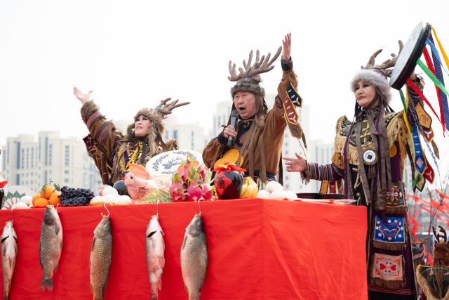(251212) --  HARBIN, Dec. 12, 2025 (Xinhua) -- Wu Baochen (C), a national-level inheritor of Yimakan, performs Yimakan in Jiamusi, northeast China's Heilongjiang Province, April 12, 2025. TO GO WITH "China Focus: From survival to revival, ancient Hezhen ethnic art breathes new life" (Xinhua/Zhang Tao)