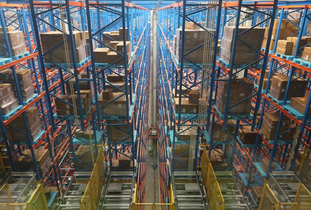 (251212) -- BEIJING, Dec. 12, 2025 (Xinhua) -- A stacker crane (C) places goods at an automated high-bay warehouse of the Maersk Lin-gang Flagship Logistics Center in east China's Shanghai, on Nov. 26, 2025. (Xinhua/Fang Zhe)
