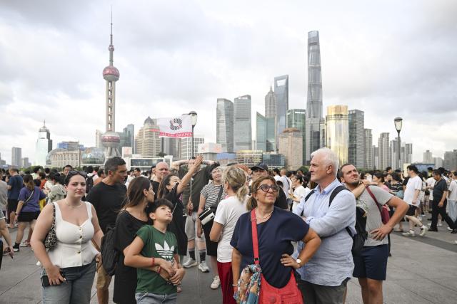 (251212) -- BEIJING, Dec. 12, 2025 (Xinhua) -- Tourists from Italy visit the Bund area in Shanghai, east China, July 21, 2025. (Xinhua/Chen Haoming)