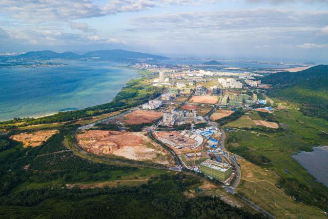 (251212) -- HAIKOU, Dec. 12, 2025 (Xinhua) -- An aerial drone photo taken on Nov. 5, 2025 shows a view of the Lingshui Li'an International Education Innovation Pilot Zone in south China's Hainan Province. China's Hainan Free Trade Port (FTP) is preparing for island-wide special customs operations, a major milestone in the opening-up drive of the world's second-largest economy despite rising protectionism worldwide.
   As the "experimental field" of the Hainan FTP, the 13 key industrial parks within the port have become significant drivers of Hainan's economic growth. In the first three quarters of 2025, the 13 key industrial parks achieved a revenue of 1,992.451 billion yuan (about 282.427 billion U.S. dollars), representing a year-on-year increase of 4.1%. (Xinhua/Pu Xiaoxu)