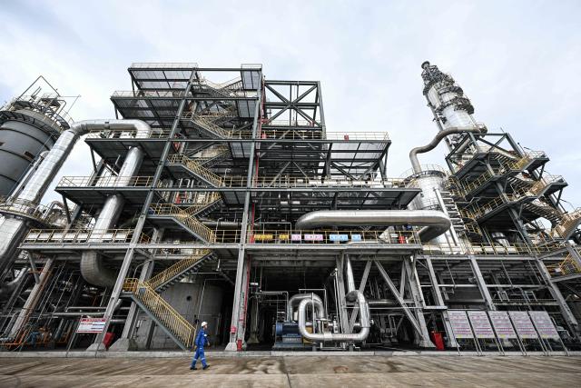 (251212) -- HAIKOU, Dec. 12, 2025 (Xinhua) -- This photo taken on Nov. 7, 2025 shows a view of a factory of the China National Offshore Oil Corporation (CNOOC) in Dongfang Lingang Industrial Park in south China's Hainan Province. China's Hainan Free Trade Port (FTP) is preparing for island-wide special customs operations, a major milestone in the opening-up drive of the world's second-largest economy despite rising protectionism worldwide.
   As the "experimental field" of the Hainan FTP, the 13 key industrial parks within the port have become significant drivers of Hainan's economic growth. In the first three quarters of 2025, the 13 key industrial parks achieved a revenue of 1,992.451 billion yuan (about 282.427 billion U.S. dollars), representing a year-on-year increase of 4.1%. (Xinhua/Pu Xiaoxu)