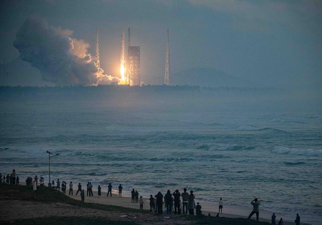 (251212) -- HAIKOU, Dec. 12, 2025 (Xinhua) -- People watch a rocket blasting off from the Hainan commercial spacecraft launch site in Wenchang International Aerospace City, south China's Hainan Province, Dec. 12, 2025. China's Hainan Free Trade Port (FTP) is preparing for island-wide special customs operations, a major milestone in the opening-up drive of the world's second-largest economy despite rising protectionism worldwide.
   As the "experimental field" of the Hainan FTP, the 13 key industrial parks within the port have become significant drivers of Hainan's economic growth. In the first three quarters of 2025, the 13 key industrial parks achieved a revenue of 1,992.451 billion yuan (about 282.427 billion U.S. dollars), representing a year-on-year increase of 4.1%. (Xinhua/Pu Xiaoxu)