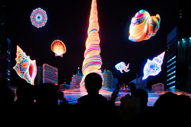 (251212) -- SEOUL, Dec. 12, 2025 (Xinhua) -- People view light installations of the 2025 Seoul Winter Festa at the Gwanghwamun Square in Seoul, South Korea, Dec. 12, 2025. (Photo by Jun Hyosang/Xinhua)