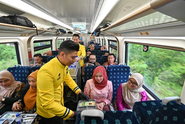 (251212) -- KUALA LUMPUR, Dec. 12, 2025 (Xinhua) -- This photo taken on Dec. 11, 2025 shows a view inside the train EP9581 running on Malaysia's new double-tracked electrified rail line between Gemas and Johor Bahru. TO GO WITH "Feature: Malaysia launches new electrified train line connecting southern states" (Photo by Chong Voon Chung/Xinhua)