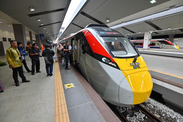 (251212) -- KUALA LUMPUR, Dec. 12, 2025 (Xinhua) -- This photo taken on Dec. 11, 2025 shows a train on Malaysia's new double-tracked electrified rail line between Gemas and Johor Bahru, in State of Johor, Malaysia. TO GO WITH "Feature: Malaysia launches new electrified train line connecting southern states" (Photo by Chong Voon Chung/Xinhua)