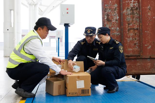 (251212) -- HAIKOU, Dec. 12, 2025 (Xinhua) -- Staff members take part in a procedure rehearsal at a customs clearance center of Xinhai Port and Nangang Port in Haikou, south China's Hainan Province, Dec. 10, 2025. The Hainan Free Trade Port is preparing for island-wide special customs operations starting Dec. 18., a major milestone in the opening-up drive of the world's second-largest economy despite rising protectionism worldwide. (Xinhua/Jin Liwang)