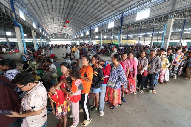 (251212) -- PHNOM PENH, Dec. 12, 2025 (Xinhua) -- Cambodian evacuees queue to register for relief items at a safe zone in Banteay Meanchey province, Cambodia on Dec. 12, 2025. The number of Cambodian evacuees from the ongoing border fighting with Thailand has risen to more than 300,000 as of Friday afternoon, the Cambodian Ministry of Interior said in a press release. (Photo by Sovannara/Xinhua)