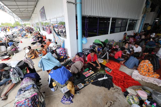 (251212) -- PHNOM PENH, Dec. 12, 2025 (Xinhua) -- Cambodian evacuees stay at a safe zone in Banteay Meanchey province, Cambodia on Dec. 12, 2025. The number of Cambodian evacuees from the ongoing border fighting with Thailand has risen to more than 300,000 as of Friday afternoon, the Cambodian Ministry of Interior said in a press release. (Photo by Sovannara/Xinhua)