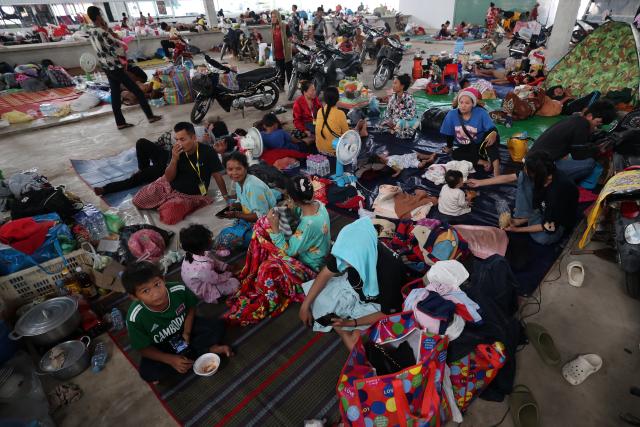 (251212) -- PHNOM PENH, Dec. 12, 2025 (Xinhua) -- Cambodian evacuees stay at a safe zone in Banteay Meanchey province, Cambodia on Dec. 12, 2025. The number of Cambodian evacuees from the ongoing border fighting with Thailand has risen to more than 300,000 as of Friday afternoon, the Cambodian Ministry of Interior said in a press release. (Photo by Sovannara/Xinhua)