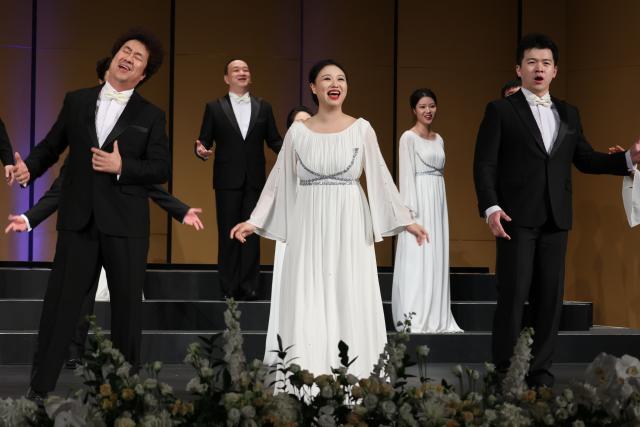 (251212) -- DHAHRAN, Dec. 12, 2025 (Xinhua) -- The China National Center for the Performing Arts (NCPA) Chorus perform at the World Famous Songs Concert at the King Abdulaziz Center for World Culture, in Dhahran, Saudi Arabia, Dec. 11, 2025. Chinese and Saudi artists performed together on Thursday in a concert that marked the highlight of the NCPA Chorus's first tour in the kingdom. (Xinhua/Wang Haizhou)