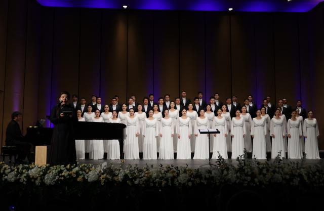 (251212) -- DHAHRAN, Dec. 12, 2025 (Xinhua) -- The China National Center for the Performing Arts (NCPA) Chorus perform at the World Famous Songs Concert at the King Abdulaziz Center for World Culture, in Dhahran, Saudi Arabia, Dec. 11, 2025. Chinese and Saudi artists performed together on Thursday in a concert that marked the highlight of the NCPA Chorus's first tour in the kingdom. (Xinhua/Wang Haizhou)