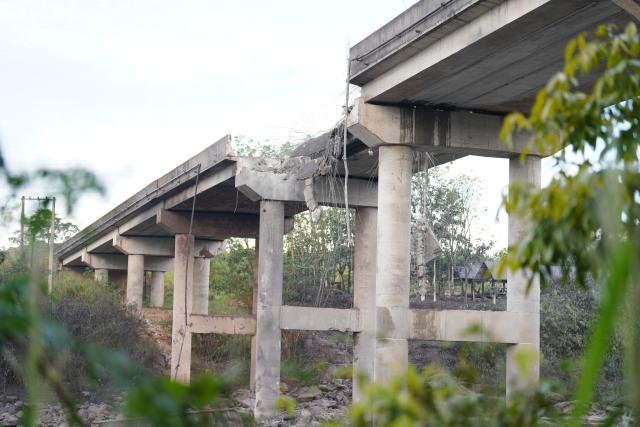 (251213) -- PURSAT, Dec. 13, 2025 (Xinhua) -- A bridge damaged in airstrikes by Thai military forces is seen in Pursat province, Cambodia, Dec. 13, 2025. The Thai military forces on Saturday morning used two F-16 fighter jets to drop bombs at some locations in Cambodia's Pursat province, the Cambodian defense ministry said in a press release. (Agence Kampuchea Presse via Xinhua)