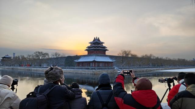 (251213) -- BEIJING, Dec. 13, 2025 (Xinhua) -- This photo taken on Dec. 13, 2025 shows the snow scenery at dawn near a turret of the Palace Museum in Beijing, China. (Xinhua/Xing Guangli)