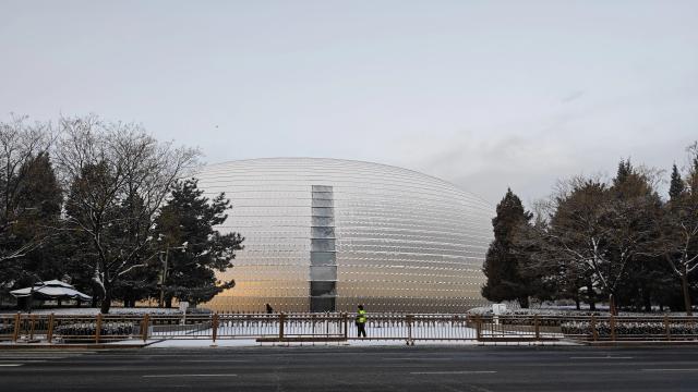 (251213) -- BEIJING, Dec. 13, 2025 (Xinhua) -- This photo taken on Dec. 13, 2025 shows a street view after snowfall in Beijing, China. (Xinhua/Xing Guangli)