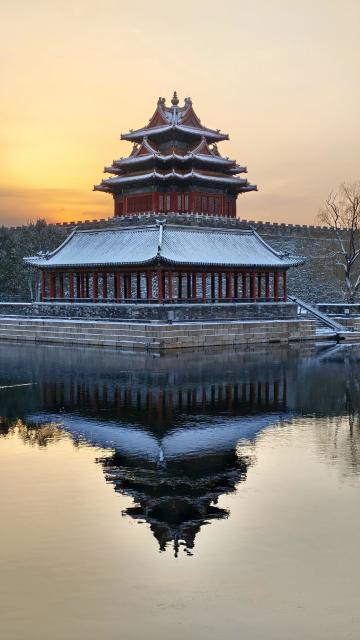 (251213) -- BEIJING, Dec. 13, 2025 (Xinhua) -- This photo taken on Dec. 13, 2025 shows the snow scenery at dawn near a turret of the Palace Museum in Beijing, China. (Xinhua/Xing Guangli)