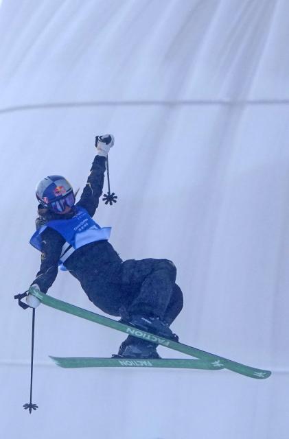 (251213) -- ZHANGJIAKOU, Dec. 13, 2025 (Xinhua) -- Gu Ailing of China competes during the women's freeski halfpipe final of FIS Freeski World Cup 2025 in Zhangjiakou, north China's Hebei Province, Dec. 13, 2025. (Xinhua/Wang Peng)