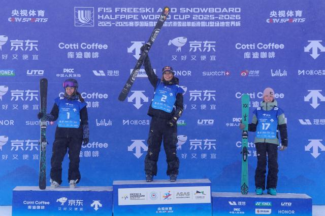(251213) -- ZHANGJIAKOU, Dec. 13, 2025 (Xinhua) -- Gold medalist Gu Ailing (C) of China, silver medalist Zoe Atkin (L) of Britain and bronze medalist Indra Brown pose during the awarding ceremony for the women's freeski halfpipe of FIS Freeski World Cup 2025 in Zhangjiakou, north China's Hebei Province, Dec. 13, 2025. (Xinhua/Wang Peng)