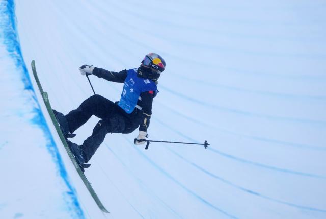 (251213) -- ZHANGJIAKOU, Dec. 13, 2025 (Xinhua) -- Gu Ailing of China competes during the women's freeski halfpipe final of FIS Freeski World Cup 2025 in Zhangjiakou, north China's Hebei Province, Dec. 13, 2025. (Xinhua/Wang Peng)