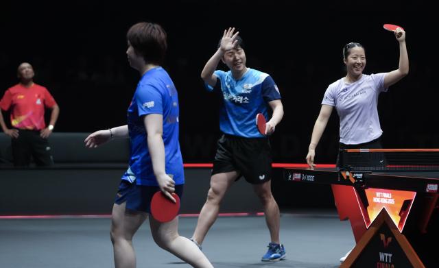 (251213) -- HONG KONG, Dec. 13, 2025 (Xinhua) -- Lim Jonghoon (C)/Shin Yubin (R) of South Korea greet the spectators after the mixed doubles quarterfianl match between Lin Shidong/Kuai Man of China and Lim Jonghoon/Shin Yubin of South Korea at the WTT Finals Hong Kong 2025 in Hong Kong, south China, Dec. 13, 2025. (Xinhua/Lui Siu Wai)