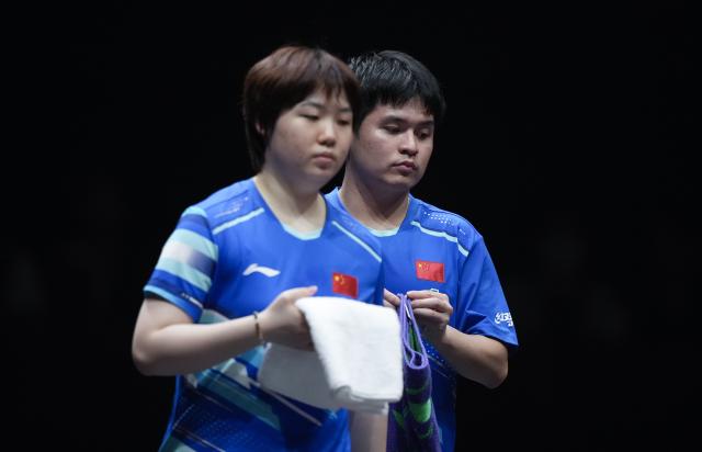 (251213) -- HONG KONG, Dec. 13, 2025 (Xinhua) -- Lin Shidong (R)/Kuai Man of China react during the mixed doubles quarterfianl match between Lin Shidong/Kuai Man of China and Lim Jonghoon/Shin Yubin of South Korea at the WTT Finals Hong Kong 2025 in Hong Kong, south China, Dec. 13, 2025. (Xinhua/Lui Siu Wai)