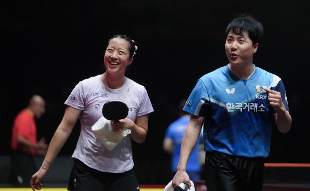 (251213) -- HONG KONG, Dec. 13, 2025 (Xinhua) -- Lim Jonghoon (R)/Shin Yubin of South Korea celebrate after the mixed doubles quarterfianl match between Lin Shidong/Kuai Man of China and Lim Jonghoon/Shin Yubin of South Korea at the WTT Finals Hong Kong 2025 in Hong Kong, south China, Dec. 13, 2025. (Xinhua/Lui Siu Wai)