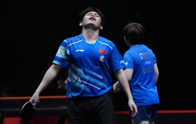 (251213) -- HONG KONG, Dec. 13, 2025 (Xinhua) -- Lin Shidong (front)/Kuai Man of China react during the mixed doubles quarterfianl match between Lin Shidong/Kuai Man of China and Lim Jonghoon/Shin Yubin of South Korea at the WTT Finals Hong Kong 2025 in Hong Kong, south China, Dec. 13, 2025. (Xinhua/Lui Siu Wai)