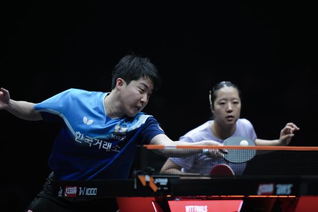 (251213) -- HONG KONG, Dec. 13, 2025 (Xinhua) -- Lim Jonghoon (L)/Shin Yubin of South Korea compete during the mixed doubles quarterfianl match between Lin Shidong/Kuai Man of China and Lim Jonghoon/Shin Yubin of South Korea at the WTT Finals Hong Kong 2025 in Hong Kong, south China, Dec. 13, 2025. (Xinhua/Lui Siu Wai)
