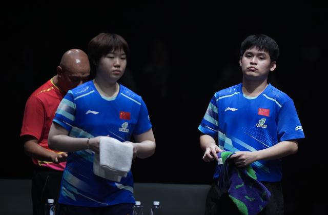 (251213) -- HONG KONG, Dec. 13, 2025 (Xinhua) -- Lin Shidong (R)/Kuai Man (C) of China react during the mixed doubles quarterfianl match between Lin Shidong/Kuai Man of China and Lim Jonghoon/Shin Yubin of South Korea at the WTT Finals Hong Kong 2025 in Hong Kong, south China, Dec. 13, 2025. (Xinhua/Lui Siu Wai)