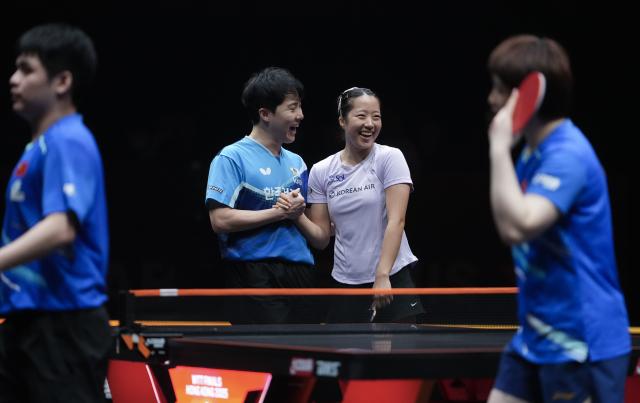 (251213) -- HONG KONG, Dec. 13, 2025 (Xinhua) -- Lim Jonghoon (2nd L)/Shin Yubin (2nd R) of South Korea celebrate after the mixed doubles quarterfianl match between Lin Shidong/Kuai Man of China and Lim Jonghoon/Shin Yubin of South Korea at the WTT Finals Hong Kong 2025 in Hong Kong, south China, Dec. 13, 2025. (Xinhua/Lui Siu Wai)