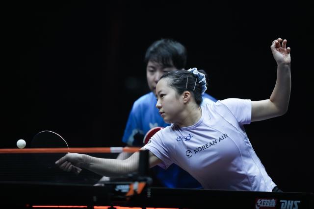 (251213) -- HONG KONG, Dec. 13, 2025 (Xinhua) -- Lim Jonghoon/Shin Yubin (R) of South Korea compete during the mixed doubles quarterfianl match between Lin Shidong/Kuai Man of China and Lim Jonghoon/Shin Yubin of South Korea at the WTT Finals Hong Kong 2025 in Hong Kong, south China, Dec. 13, 2025. (Xinhua/Lui Siu Wai)