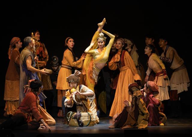 (251213) -- TORONTO, Dec. 13, 2025 (Xinhua) -- Dancers perform the Chinese dance drama Oriental Legend in Toronto, Canada, on Dec. 12, 2025. The drama, showcasing the elegance of traditional Chinese culture and the allure of multicultural integration, will have multiple performances in Toronto and Ottawa in December. (Photo by Zou Zheng/Xinhua)