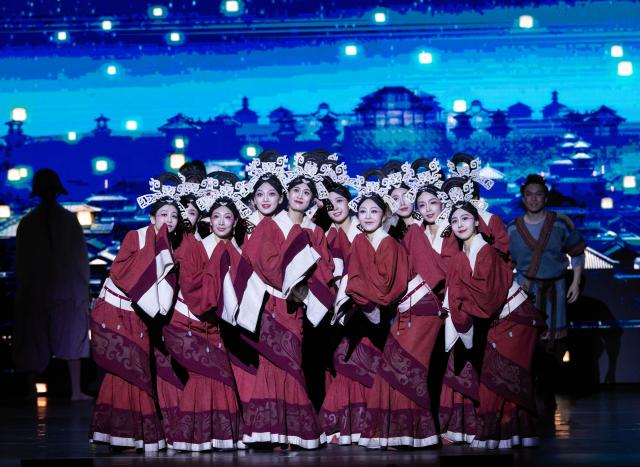 (251213) -- TORONTO, Dec. 13, 2025 (Xinhua) -- Dancers perform the Chinese dance drama Oriental Legend in Toronto, Canada, on Dec. 12, 2025. The drama, showcasing the elegance of traditional Chinese culture and the allure of multicultural integration, will have multiple performances in Toronto and Ottawa in December. (Photo by Zou Zheng/Xinhua)