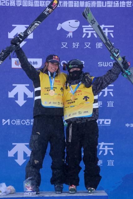 (251213) -- ZHANGJIAKOU, Dec. 13, 2025 (Xinhua) -- Gold medalist of women's freeski halfpipe Gu Ailing (L) of China and gold medalist of men's freeski halfpipe Melville Ives Finley of New Zealand pose for photos during the awarding ceremony for the men's freeski halfpipe of FIS Freeski World Cup 2025 in Zhangjiakou, north China's Hebei Province, Dec. 13, 2025. (Xinhua/Wang Peng)