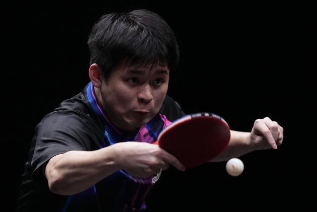 (251213) -- HONG KONG, Dec. 13, 2025 (Xinhua) -- Lin Shidong competes during the men's singles quarterfianl match between Lin Shidong of China and Xiang Peng of China at the WTT Finals Hong Kong 2025 in Hong Kong, south China, Dec. 13, 2025. (Xinhua/Lui Siu Wai)